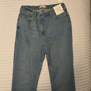 Abercrombie 90s slim straight ultra high rise jeans in light denim. Size 32R